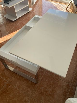 Mesa de tresillo blanca.