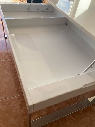 Mesa de tresillo blanca.