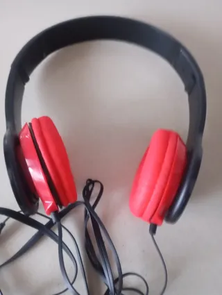 Cascos negros y rojos