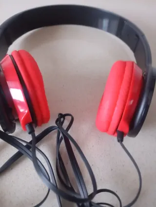 Cascos negros y rojos