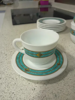 Juego de tazas de cerámica con diseño.