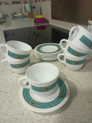 Juego de tazas de cerámica con diseño.