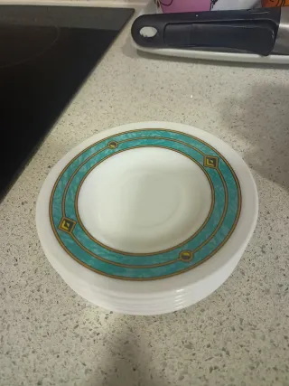 Juego de tazas de cerámica con diseño.