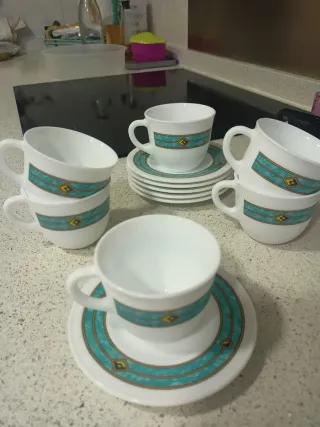 Juego de tazas de cerámica con diseño.