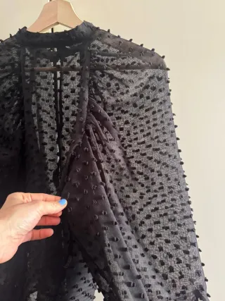 Blusa negra transparente mangas abullonadas