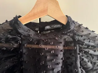 Blusa negra transparente mangas abullonadas