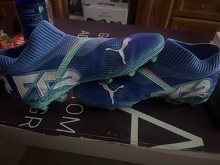 Botas de fútbol Puma azules y verde azulado