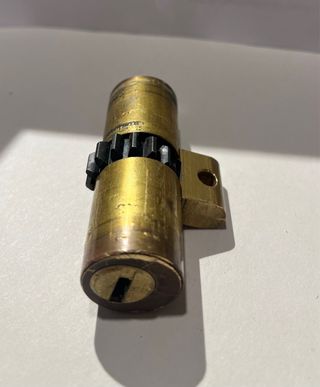 Cilindro seguridad latón 65mm lateral