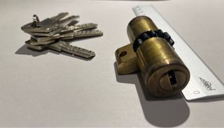 Cilindro seguridad latón 65mm lateral