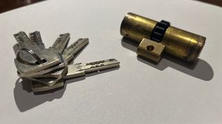 Cilindro seguridad latón 65mm lateral