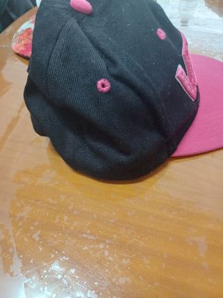 Gorra Vans Negra y Rosa