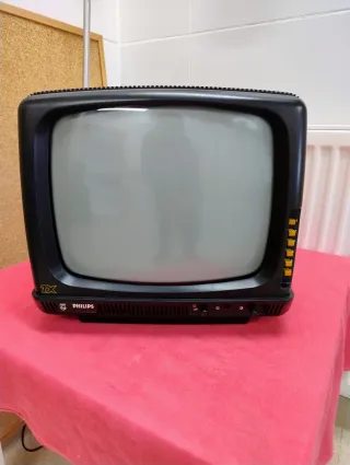 Televisión Retro Vintage Negra y naranja
