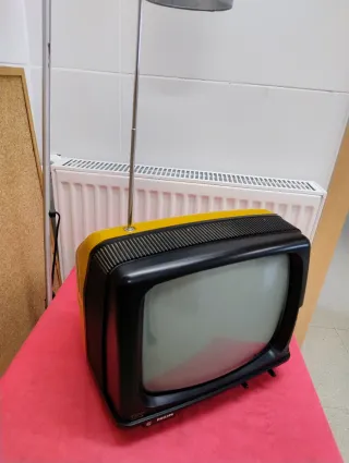 Televisión Retro Vintage Negra y naranja