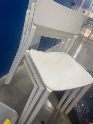 Sillas de plástico blancas