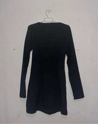 Vestido negro escote pico manga larga