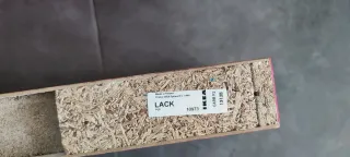 Estanterías flotantes rojas y rosas