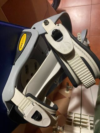 Snowboard con fijaciones