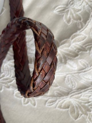 Cinturón de piel trenzado marrón