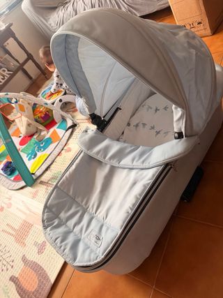 Carrito de bebé azul