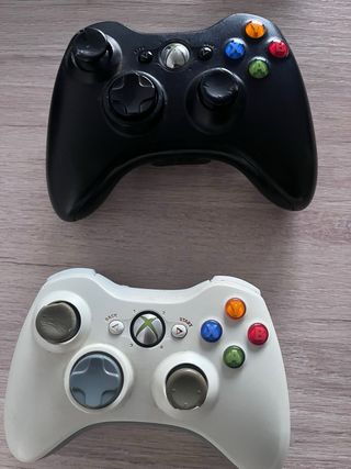 Xbox 360 con 2 mandos y accesorios