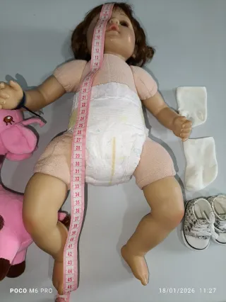 Muñeca bebé con accesorios y ropa