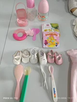 Muñeca bebé con accesorios y ropa