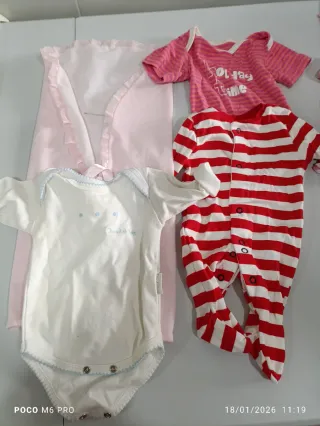Muñeca bebé con accesorios y ropa