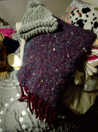 Gorro y bufanda de punto gris y morado