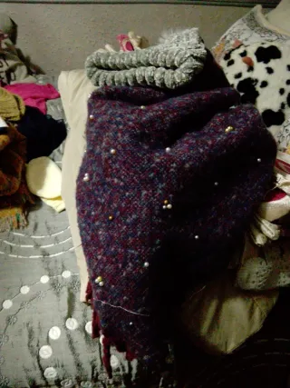 Gorro y bufanda de punto gris y morado