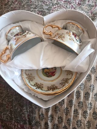 Tazas y platillos de porcelana dorada