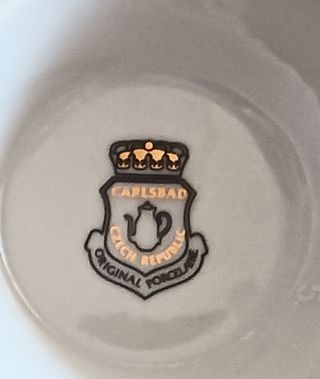 Tazas y platillos de porcelana dorada