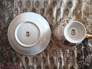 Tazas y platillos de porcelana dorada