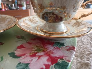 Tazas y platillos de porcelana dorada