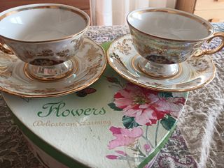 Tazas y platillos de porcelana dorada