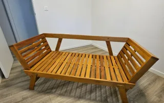 Sofá de madera y tela para exterior