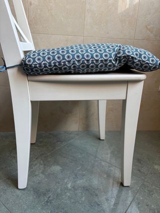 Silla Blanca Ikea Madera Mod. INGOLF + cojín azul