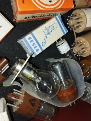 Lote Tubos de Vacío y Lámparas Halógenas