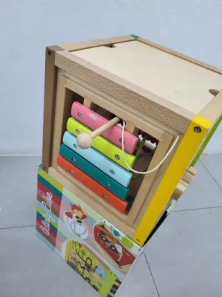 Cubo de actividades de madera