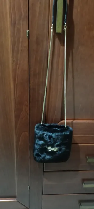 Bolso de fiesta pelo negro con pedrería
