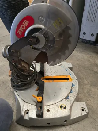 Sierra de madera ingletadora Ryobi