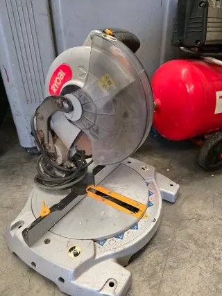 Sierra de madera ingletadora Ryobi