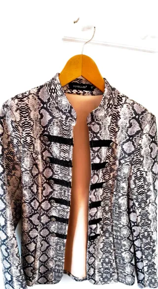 Chaqueta militar Lovelles estampado serpiente