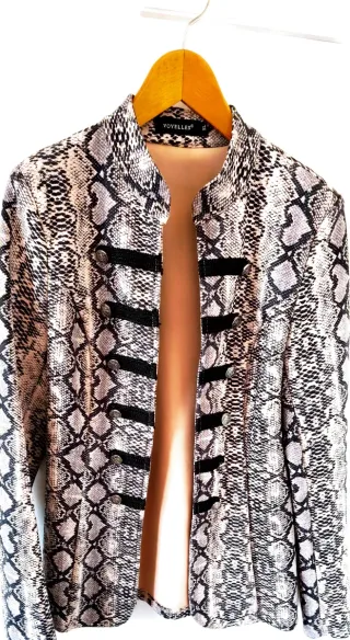 Chaqueta militar Lovelles estampado serpiente