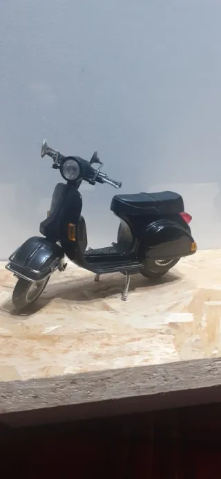 Modellino Vespa Nero costo €8 cad.uno