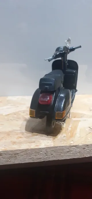 Modellino Vespa Nero costo €8 cad.uno