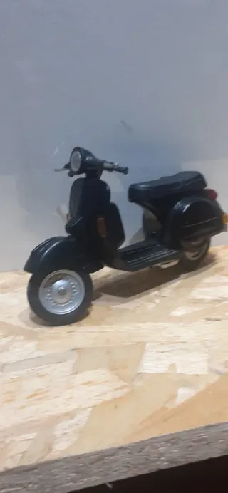 Modellino Vespa Nero costo €8 cad.uno