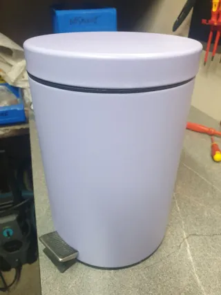 Papelera de metal con pedal