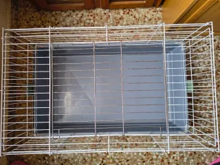 Jaula para mascotas gris y blanca