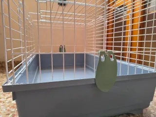 Jaula para mascotas gris y blanca