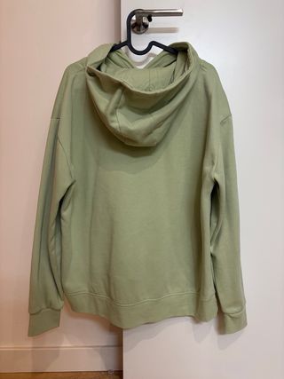 Sudadera verde con flor blanca